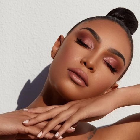 Soft Pink Makeup Looks, Pink Makeup Looks Black Women, Pink Dress Makeup, Makeup Looks Black Women, Soft Pink Makeup, Maroon Makeup, Pink Makeup Looks, Maroon Eyeshadow, Bronze Makeup Look