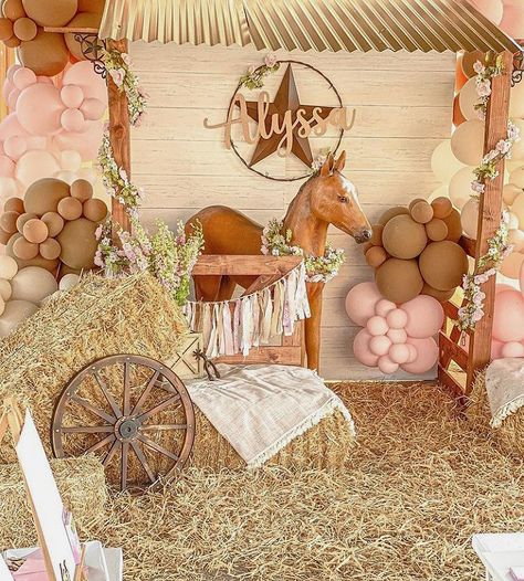 Horses Birthday Party Ideas, Girl Horse Birthday Party, Horse Birthday Party Decorations, Cowgirl Birthday Party Ideas, Horse Theme Birthday Party, Country Birthday Party, Horse Themed Party, Rodeo Party, Horse Birthday Parties