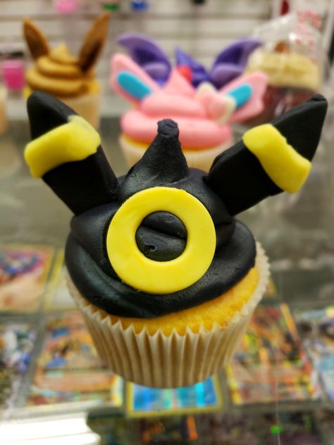 Eeveelution Cupcakes at our cardshop bake sale! TNLG is awesome! Eeveelution Cupcakes, Eevee Birthday Cake, Eevee Birthday, Birthday Cake Simple, Pokemon Wedding, Pokemon Food, Pokémon Birthday, Eevee Evolution, Pokemon Umbreon