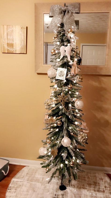 Pencil Christmas Tree Decorated Ideas, Slim Christmas Tree Ideas Decorating, Pencil Tree Decorating Ideas, Pencil Trees Decorating Ideas, Small Christmas Trees Decorated, Christmas Minimalist, Pencil Tree, Christmas Staircase, Slim Christmas Tree