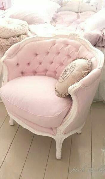 Love this chair Camera Shabby Chic, Shabby Chic Decorating, Pink Victorian, Victorian Chair, Decoration Shabby, Shabby Chic Bedroom, Pink Chair, Versace Home, Shabby Chic Pink