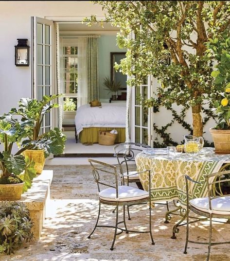 European Backyard, European Patio, Garden Design Patio, Design Per Patio, Small Garden Ideas, Wrought Iron Chairs, Tuscan Design, Mediterranean Home Decor, Timeless Interiors