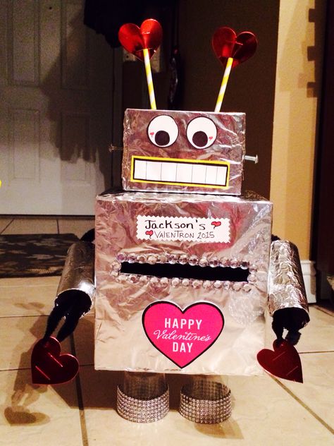 Robot Valentine box. Valentron 2015 :-) Happy Valentine's Day! Cool Valentine Boxes, Valentine Mailboxes, Valentines Robots, Girls Valentines Boxes, Valentine Boxes For School, Diy Valentines Box, Kids Valentine Boxes, Robot Craft, Valentine Card Box