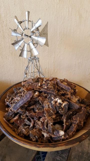 Beef Biltong Boere Partytjie Idees, Bosveld Troue, South Africa Party, Africa Theme Party, South African Decor, Farm Table Decor, Dutch Windmill, African Theme, Tafel Decor