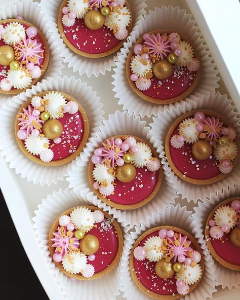 Tea Party Snacks, Mini Tart Recipes, Mini Fruit Tarts, Pastries Recipes Dessert, Baking Packaging, Sweet Tables, Catering Desserts, Barbie Food, Tart Dessert