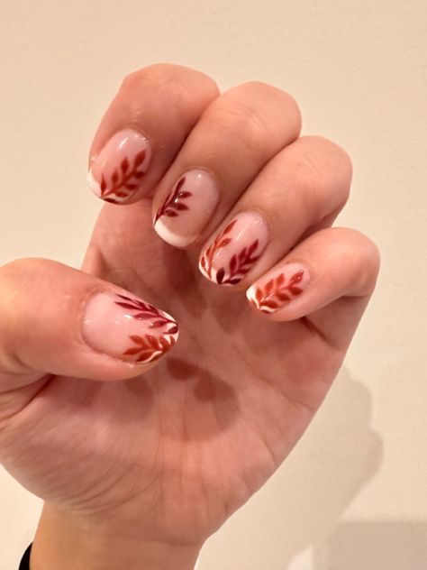 White Tip Fall Nails, Fall Nails Ideas French Tip, French Nails With Leaves, Leaf Nail Art Fall, White Nails Fall Design, Leaves Nails Fall, Fall Nails Leaf Design, Leaves Nail Art Designs, Thanksgiving Nails Turkey