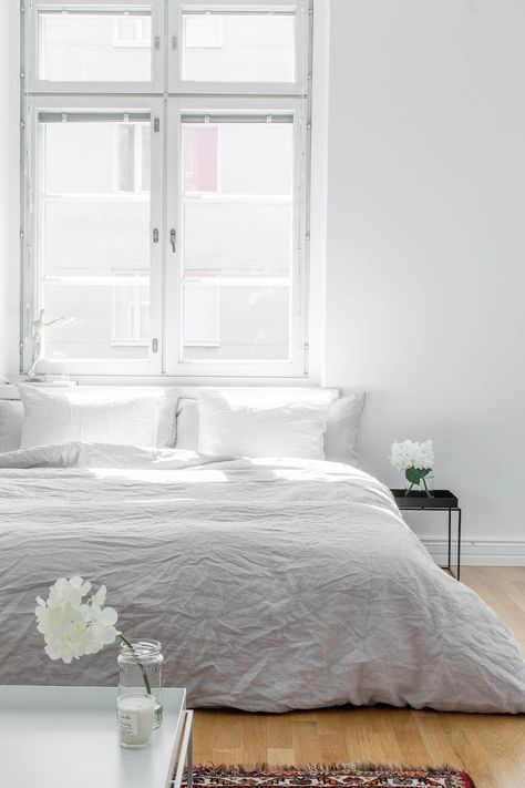 Loving: Linen Bedding + Get the Look - Homey Oh My Airy Bedroom, Minimal Bedroom, Scandinavian Bedroom, White Bedroom Furniture, Wooden Floors, Dreamy Bedrooms, Master Bedrooms Decor, White Bedroom, Beautiful Bedrooms