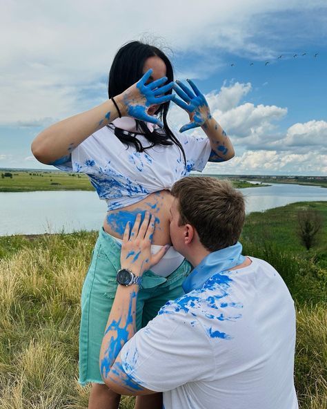 Painting Gender Reveal Ideas, Gender Reveal Ideas Photography, Paint Gender Reveal Ideas, Best Gender Reveal Ideas Creative, Twin Maternity Photos, Gender Reveal Photoshoot, Gender Reveal Photo Shoot, Gender Reveal Pictures, Baby Announcement Photoshoot