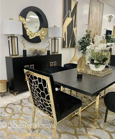 Black And Gold Dining Room, Dining Room Glam, Black Room Decor, Gold Dining Room, Black Living Room Decor, Classy Living Room, Classic Dining Room, Elegant Living Room Decor, Gold Dining