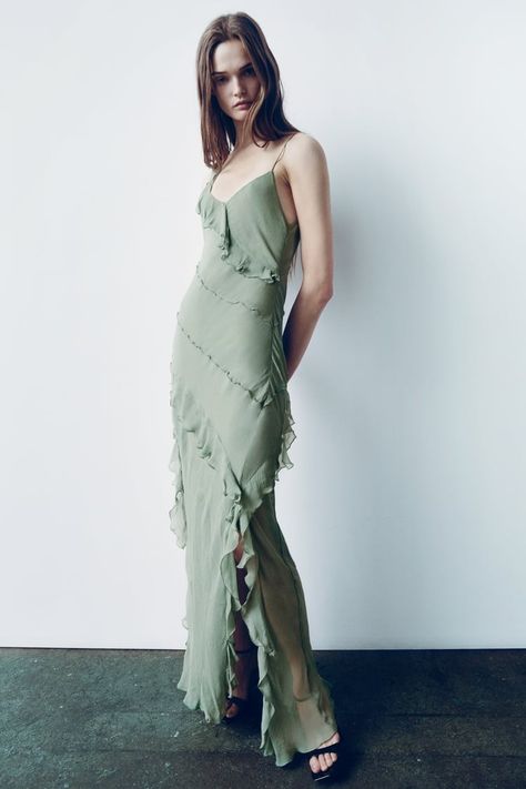 Zara Dresses 2023, Long Ruffled Dress, Sage Green Maxi Dress, Elegant Style Dress, 70s Inspired Fashion, Ruffled Dress, Dress 2024, Flowy Maxi Dress, Zara Dress