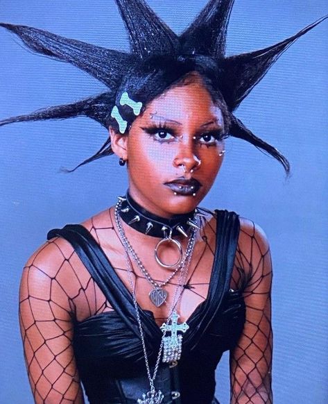 Afro Punk Aesthetic, Black Alt Aesthetic, Black Punk Outfits, Afro Goth Women, Punk Girl Aesthetic, Punk Girl Hair, Black Alt Girl, Feminine Punk, Poc Goth