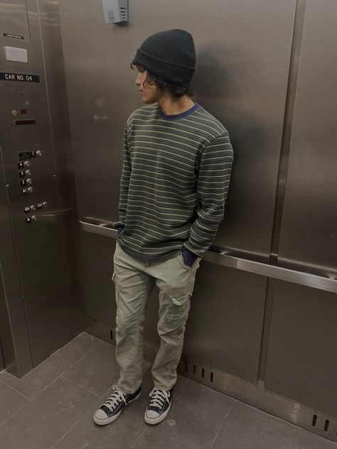 Cargo Converse Outfit, Green Beanie Outfit Men, Black Chuck Taylors Outfit Men, Light Green Cargo Pants Outfit, Outfits With Beanies Aesthetic, Black Chuck Taylors Outfit, Grunge Men Outfits, Converse Men Outfit, Green Converse Outfit