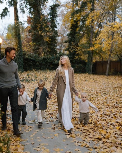 All posts • Instagram Ralph Lauren Family Photoshoot, Ralph Lauren Family, Ralph Lauren Photoshoot, Winter Photoshoot, Family Matters, Family Photo Outfits, Summer Outfit Inspiration, Photo Outfit, Family Photoshoot