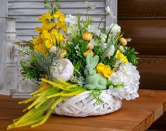 Sunnyfloristics on Etsy Cottage Centerpiece, Easter Floral Centerpieces, Easter Floral Decorations, Easter Table Centerpieces, Diy Osterschmuck, Easter Bunny Decor, Green Bunny, Easter Floral Arrangement, Easter Table Decor