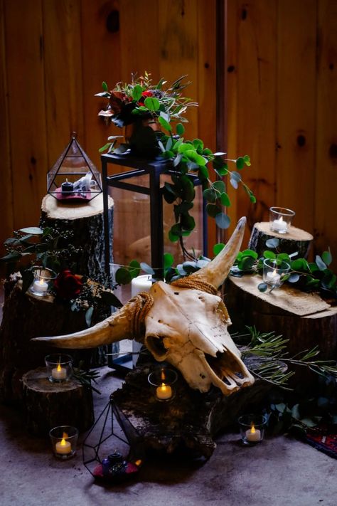 Animal skull decor for an unconventional wedding. | Gorgeous moody wedding inspiration in this unconventional farm styled shoot. | Photography by Jessica Le Fleur Photography, event planning by A Charmed Affair Moody Desert Wedding, Pretzel Station, Skull Wedding Decorations, Richie Wedding, Cats Wedding, Animal Skull Decor, Dark Wedding Theme, Upstate New York Wedding, Elopement Party