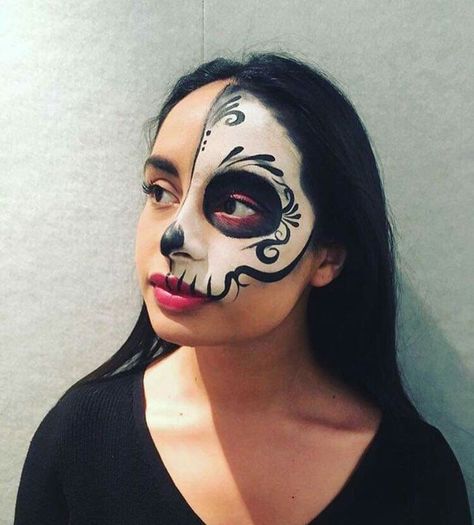 Catrina Half Face Makeup, Day Of Dead Face Paint, Half Catrina Makeup, Sugar Skull Makeup Half Face, Catrina Makeup Half Face, Sugar Skull Face Paint Easy, Catrina Face Paint, Half Sugar Skull Makeup, Calavera Face Paint