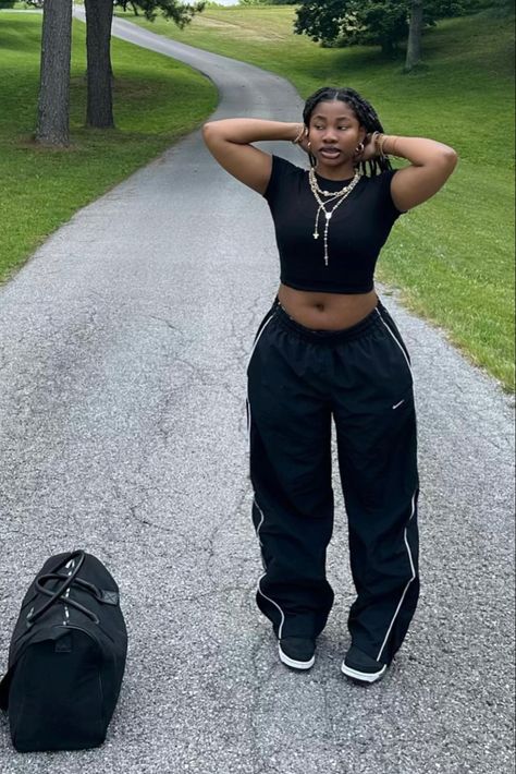 @mumishiyo on instagram Tom Boy Outfits Aesthetic, Comfy Summer Outfits Black Women, Y2k Simple Outfits, Track Pants Outfit Women, Y2k Outfits Black Women, Street Style Outfits Casual, Mode Turban, Cute Modest Outfits, Effortlessly Chic Outfits