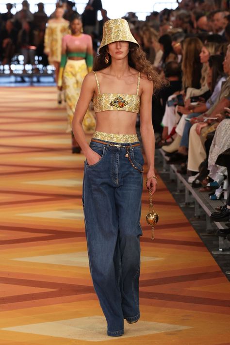 Fashion Week Spring Summer 2023, Milan Fashion Week Runway, Low Waist Pants, Summer Runway, Old Names, Catwalk Fashion, Coachella Outfit, Spring Summer 2023, Runway Trends