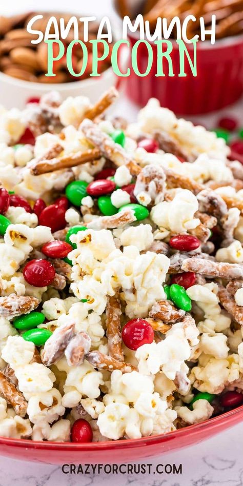 Santa Munch Popcorn Snack Mix Christmas Popcorn Recipes, Chocolate Popcorn Recipe, White Chocolate Popcorn Recipe, Dessert Nouvel An, Popcorn Recipes Chocolate, Easy Food Gifts, Christmas Snack Mix, Holiday Popcorn, Marshmallow Popcorn