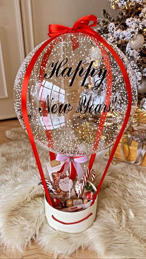 Bobo Balloon Ideas Christmas, Balloon Bouquet Christmas, Balloon Birthday Gift Ideas, Christmas Balloon Gift Ideas, Christmas Bobo Balloons, Bubble Balloons Ideas, Bobo Baloon Ideas, Balloon Gift Box Ideas, Christmas Balloon Bouquets