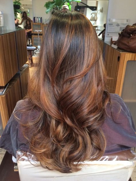 Autumn Brown Hair With Highlights, Cinnamon Brown Hair Balayage, Cinnamon Brown Highlights Dark Hair, Hair Color Brown With Highlights Caramel, Brown Hair With Highlights Brown Skin, Caramel Balayage Layered Hair, Dark To Caramel Balayage, Reddish Caramel Highlights, Auburn Partial Highlights