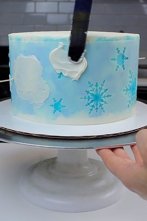 Cake Stencil Designs, Buttercream Snowflakes, Cake Stencils Buttercream, Cake Stenciling, Winter Wonderland Cake Ideas, Fun Cake Decorating, Airbrush Cookies, Snowflake Wedding Cake, Cake Decorated With Fruit