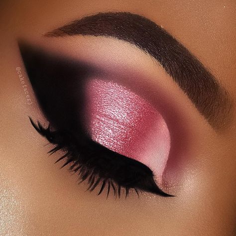 Pink Gold Eye Makeup, Smoked Out Liner, Gold Cut Crease, Rose Eyeshadow, Gold Eye Makeup, Pink Eye Makeup, Gold Glam, Anti Aging Tips, Cut Crease