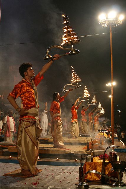 The magnificent Ganga Aarti at Varanasi.. célebration religieuse qui représentent l'eau , l'accen , le feu ,la terre et l'air.. Ganga Aarti, Amazing India, India Facts, India Culture, We Are The World, Indian Aesthetic, Rishikesh, Indian Art Paintings, Bhutan