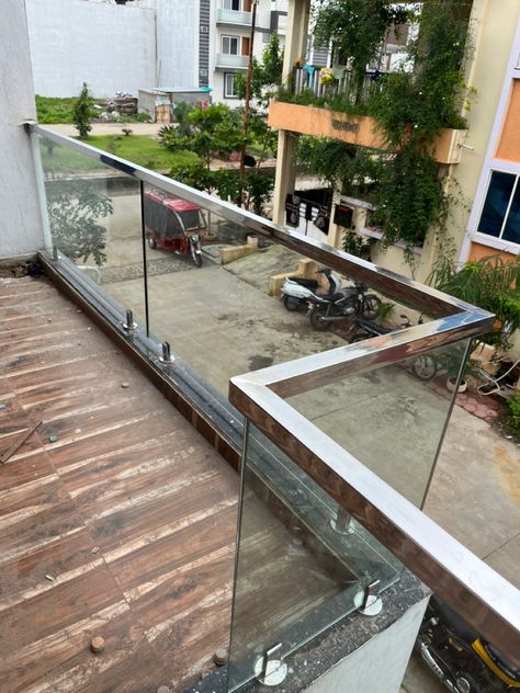 Balcony Glass Railing Design, Staircase Glass Design, Glass Railing Design, Reling Design, Glass Staircase Railing, Glass Balcony Railing, Steel Stairs Design, Balcony Glass Design, Glass Handrail