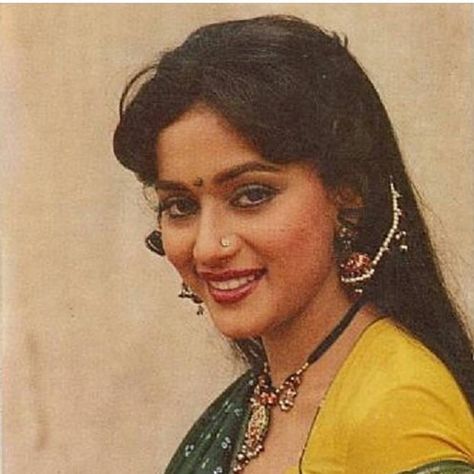 Young Madhuri Dixit Madhuri Dixit In 90s, Madhuri Dixit Saree, Padmini Kolhapure, Retro Bollywood, Retro 4, Indian Woman, Vintage Bollywood, Madhuri Dixit, Madurai