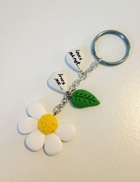 40 Detailed Clay Wall Art and frames Ideas Polymer Clay Flower Keychain, Keychain Using Clay, Polymer Clay Kawaii Keychain, Keychain Ideas With Clay, Polymer Clay Keychains Diy, Cute Clay Keychains, Handmade Keychains Diy, Diy Clay Keychain, Fimo Keychain