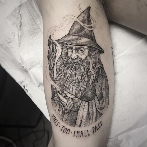 Susanne Suflanda König (@suflanda) on Instagram: “Gandalf for Jasper- so much fun! Thank you for traveling from Belgium! ❤️✌✨” Wizard Tattoo, Lotr Tattoo, Om Tattoo Design, Lord Of The Rings Tattoo, Famous Tattoo Artists, Rune Tattoo, Tattoos Mandala, Unalome Tattoo, Om Tattoo