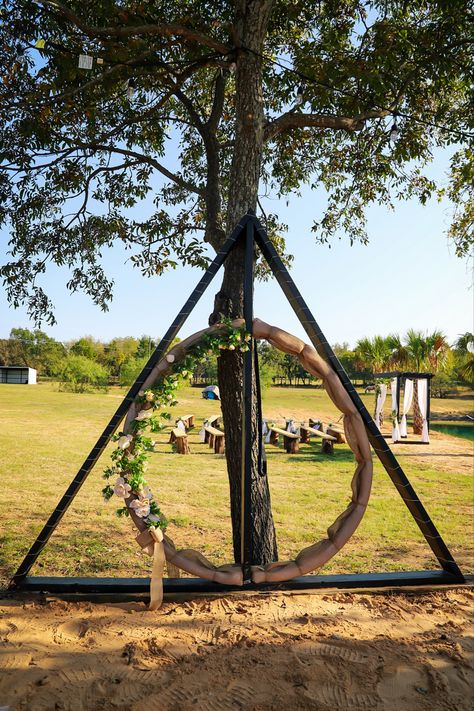 Deathly hallows wedding arch Wedding Dresses Harry Potter, Harry Potter Wedding Arch, Harry Potter Theme Wedding, Boda Harry Potter, Hogwarts Wedding Ideas, Harry Potter Wedding Decorations, Harry Potter Beach Wedding, Harry Potter Ring Box, Harry Potter Wedding Ideas