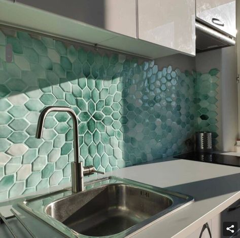 Creative Kitchen Backsplash, Kitchen Mosaic, Backsplash Patterns, Unique Backsplash, Green Mosaic, Mosaic Backsplash, Tile Shower Ideas, Bathroom Wall Tile, Kitchen Tiles Backsplash