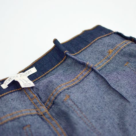 ISLY | I Still Love You: Refashion: Darts + Jeans- Yay! an easy solution to the gaping back waist! Refashion Jeans, Sew Tips, Jeans Refashion, Diy Clothes For Women, Sewing Jeans, Diy Clothes Videos, Denim Projects, Baggy Clothes, Altering Clothes