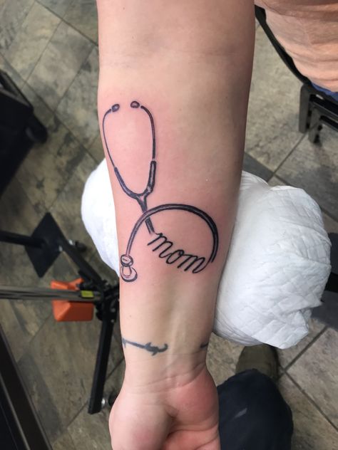 Stethoscope with mom tattoo! I love being a nurse, and I love my mom 💗 Mother Of 3 Tattoo Ideas, Easy Half Sleeve Tattoos, John Tattoo, Stethoscope Tattoo, Grandma Tattoos, Doctor Tattoo, Rip Tattoo, Being A Nurse, Nurse Tattoo