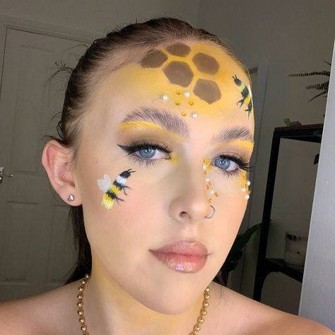 Bee Face Makeup, Bee Makeup Halloween, Bumblebee Makeup Halloween, Bumble Bee Face Makeup, Bee Costume Makeup, Bee Makeup, Bee Movie, Face Paints, Hallows Eve