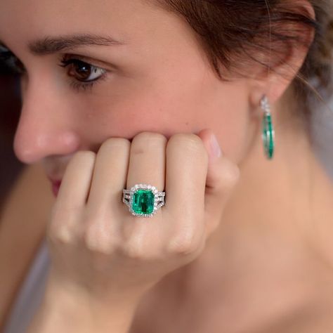 Esmeralda Ring Engagement, Luxury Timeless Emerald Jewelry, Luxury Emerald Gemstone Jewelry, Fine Jewelry Emerald Gemstones, Emerald Jewelry Set, Luxury Polished Emerald Jewelry, Luxury Polished Emerald Ring, Elegant Style, Emerald Wedding Rings Set, Emerald Ring Design