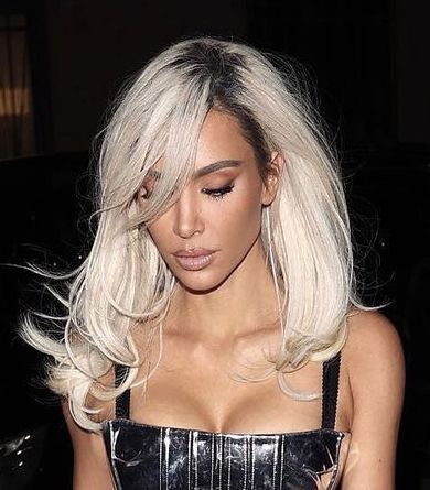 Kim K Blonde Hair Dark Roots, Platinum Blonde Black Roots, Platinum Hair Black Roots, Blonde With Black Shadow Root, Rooted Bleach Blonde Hair, Platinum Blonde With Black Roots, Short Platinum Blonde Hair Dark Roots, Platinum Hair Shadow Root, White Blonde With Dark Roots