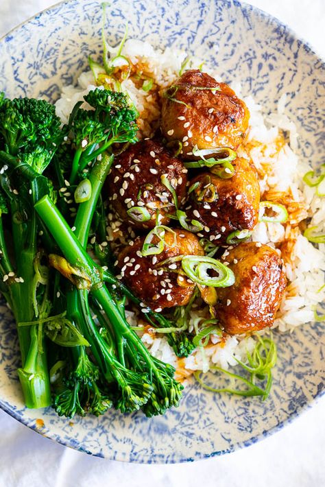 Honey Sriracha chicken meatballs - Simply Delicious Sticky Teriyaki Chicken, Chicken Teriyaki Meatballs, Teriyaki Chicken Meatballs, Meat Entrees, Honey Sriracha Chicken, Teriyaki Meatballs, Garlic Parmesan Sauce, Chicken Meatball Recipes, Sriracha Chicken