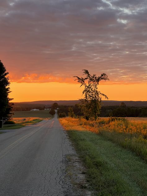 Country Back Roads Aesthetic, Out In The Country Aesthetic, Lainey Core Aesthetic, Country Athestic, Country Astetic, Vintage Country Aesthetic, Country Background, Southern Aesthetic, Country Pictures