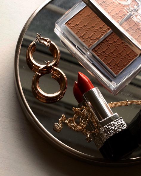 Dior Product Photography, Makeup Flatlay Aesthetic, Luxury Flatlay, Makeup Photography Products, Flat Lay Makeup, Beauty Flatlay, Makeup Flatlay, Flatlay Ideas, Evening Eye Makeup