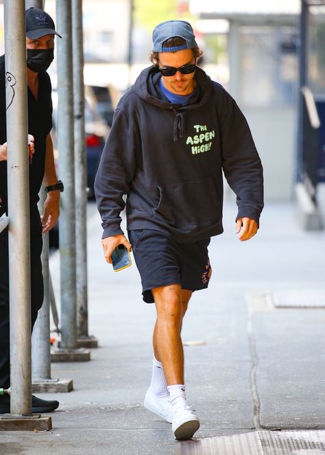 Harry Styles Street Style, Backwards Hat, Harry Outfits, Harry Styles Outfit, Harry Styles Pictures, Harry Styles Photos, Mr Style, Style Hoodie, Street Outfit