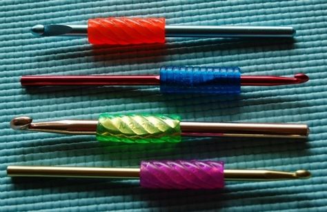 Make crochet hooks more comfortable to use with pencil grips. | 26 Clever And Inexpensive Crafting Hacks Diy Comforter, Dremel 3000, Crochet Hook Handles, Crochet Tools, Crochet Motifs, Crafts Hacks, Yarn Projects, Knit Or Crochet, Loom Knitting