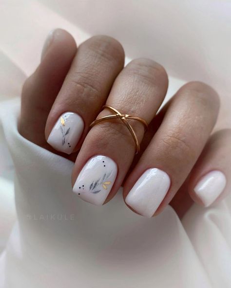 White Summer Nails, Summer Nails Ideas, Accent Nail Designs, Nail Paint Shades, White Gel Nails, Fancy Nail Art, Hard Gel Nails, Squoval Nails, May Nails