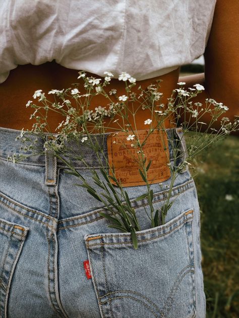 Flowers in Levi jeans warm neutral Blue Flower Wallpaper, Photographie Inspo, Flowers For You, Images Esthétiques, Foto Vintage, Wallpaper Vintage, Photo Wall Collage, + Core + Aesthetic, Jolie Photo