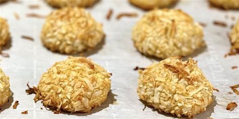 Blend 6 T soft butter with 5 T honey. Add: 1 tsp vanilla, 1/2 tsp almond extract, 1 egg & 1/4 c unsweetened applesauce. Add 2 c superfine, blanched almond flour, 2 T gluten-free baking flour, 3/4 c unsweetened coconut flakes, 1 tsp baking powder & 1/8 tsp fine salt. Chill if too sticky. Put 3/4 c coconut in shallow bowl. Scoop 1 T dough, roll in coconut flakes & place on lined baking sheet. Repeat with remaining dough. Bake @ 350 F. 13-15 minutes, until brown and crisp. Cool 20 minutes. National Cookie Day, Coconut Macaroons Recipe, Chef Ideas, Coconut Snowballs, Joy Bauer, Skillet Chocolate Chip Cookie, Snowball Cookies, Healthy Cookie Recipes, Macaroon Recipes