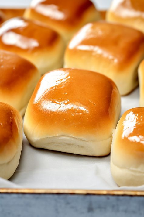 Indulge in the heavenly goodness of homemade Texas Roadhouse Rolls. Soft, buttery, and oh-so-delicious! Get the recipe and bring the taste of Texas to your kitchen today. Texas Roadhouse Menu, Sister Schubert, Cooking Therapy, Dinner Rolls Easy, Roadhouse Rolls, Texas Roadhouse Rolls, Mama Cooking, Amish Bread, Parker House Rolls