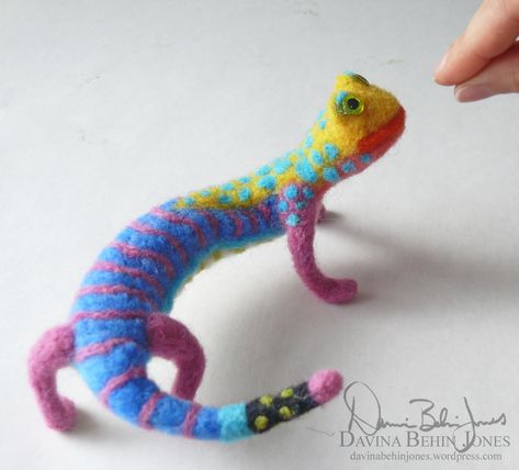 Lizard by FamiliarOddlings.deviantart.com on @deviantART Needle Felted Lizard, Felt Craft Projects, Felting Ideas, Wool Needle Felting, Felt Embroidery, Needle Felting Projects, Felt Jewelry, Felted Animals, Textile Fiber Art