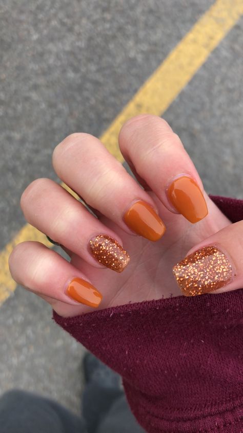 Fall Nail Paint, Simple Fall Nails With Glitter, Fall Nails Anc, Round Fall Nail Designs, Simple Fall Nails Short Acrylic, No Chip Nails Designs Fall, Nails Short Fall Colors, Fall Nail Ideas Orange, Orange Fall Gel Nails